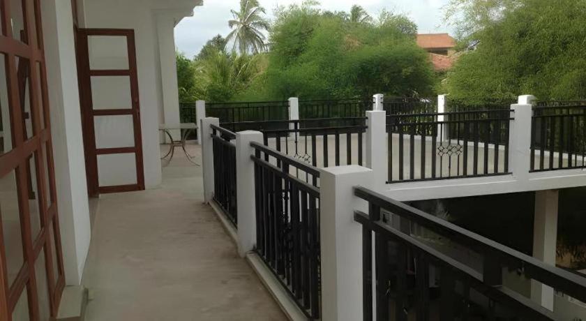 Araliya Blue Beach View Hotel Kudapaduwa Extérieur photo