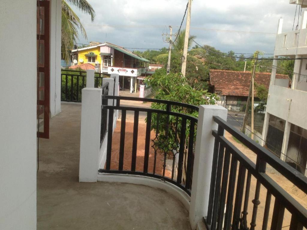 Araliya Blue Beach View Hotel Kudapaduwa Extérieur photo