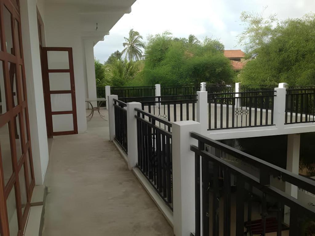 Araliya Blue Beach View Hotel Kudapaduwa Extérieur photo